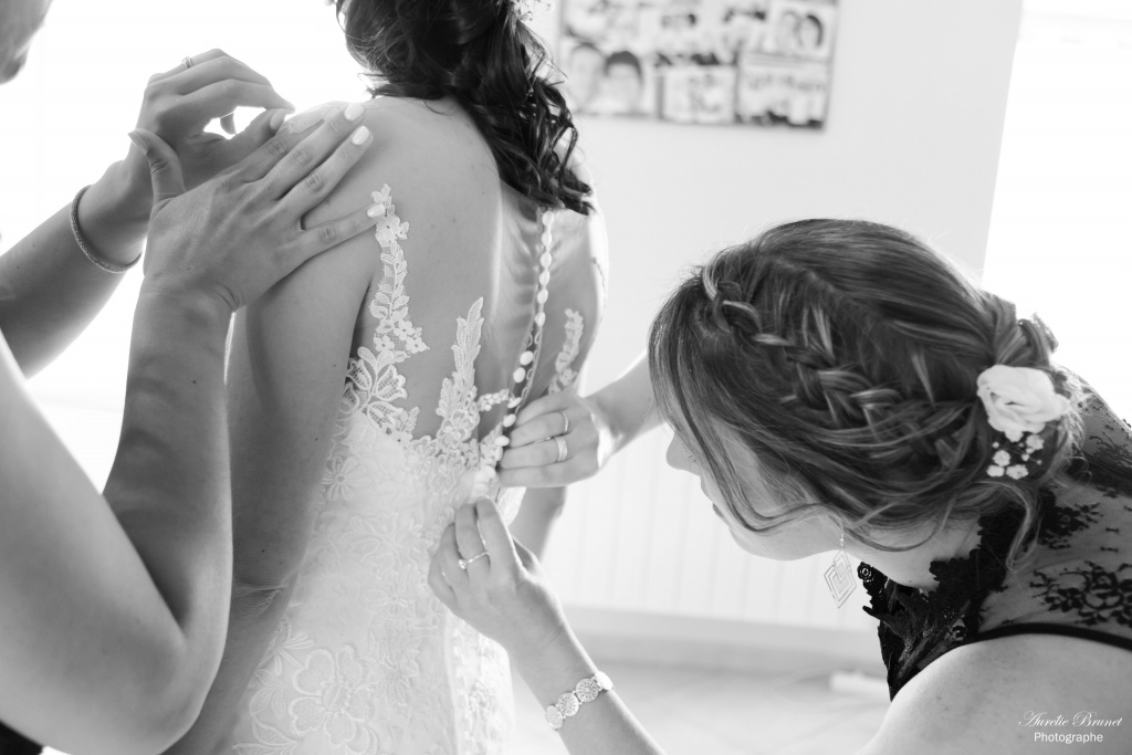 preparation de la mariee photographe habillage robe