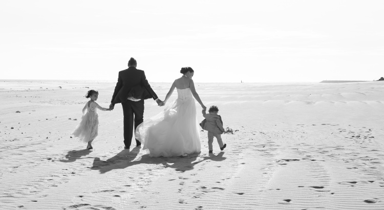 Les mariés et leurs enfants photographe mariage